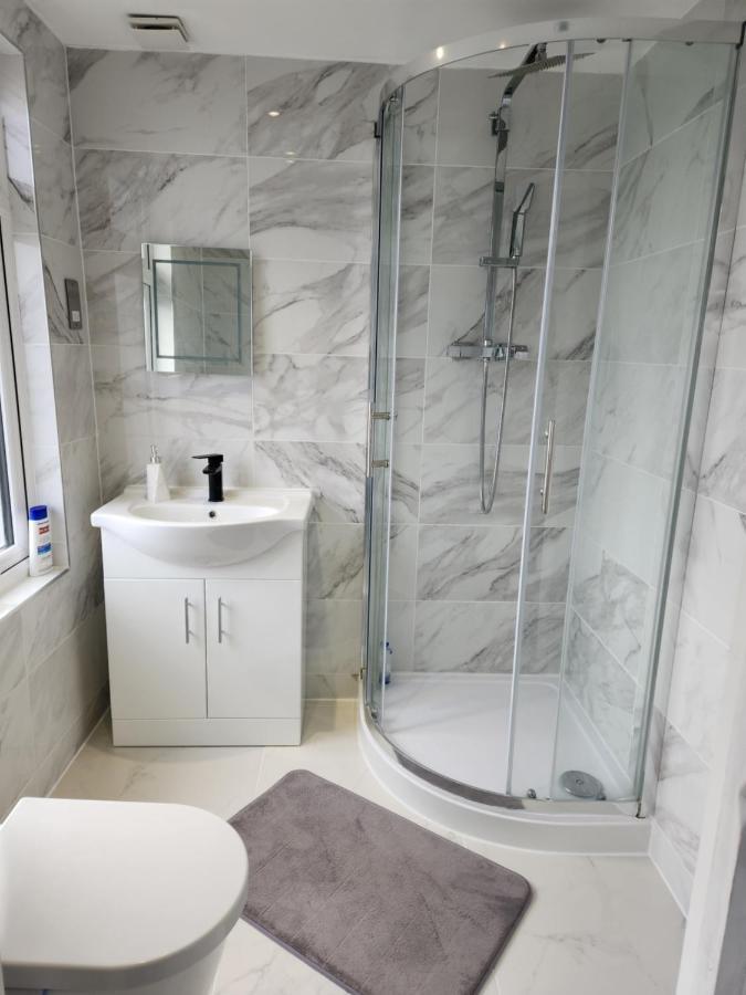 12 Minutes To Central London Kings Cross, 6 Minutes Walks To The Train Station - Free Parking 3 Bed 2 Bath Fully Refurbished Flat No Party Or Gathering Allowed Londres Exterior foto