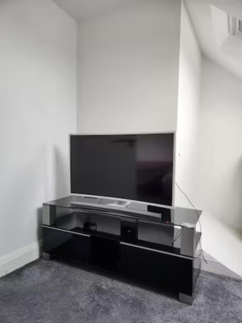 12 Minutes To Central London Kings Cross, 6 Minutes Walks To The Train Station - Free Parking 3 Bed 2 Bath Fully Refurbished Flat No Party Or Gathering Allowed Londres Exterior foto